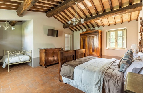 Montepulciano Hotel | Farmhouse with saltwater pool overlooking Montepuciano Tuscany