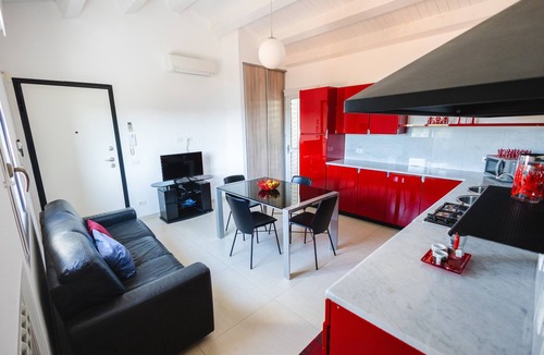 Ispica House | Favara Apartment Holiday Home with Private Pool, Wi-Fi & Air Conditioning