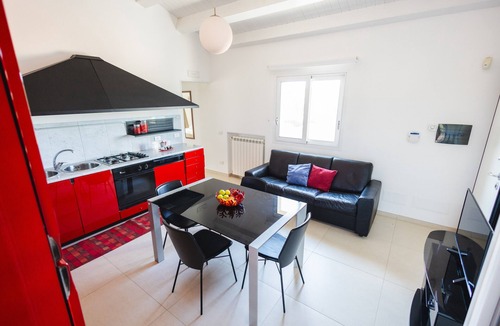 Ispica House | Favara Apartment Holiday Home with Private Pool, Wi-Fi & Air Conditioning