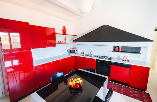 Ispica House | Favara Apartment Holiday Home with Private Pool, Wi-Fi & Air Conditioning