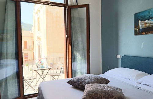 Favignana Apartment | FAVIGNANA Deluxe Room with Balcony on the Square