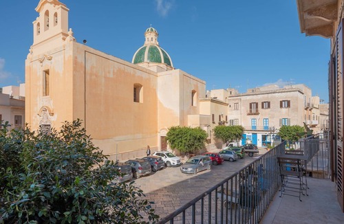 Favignana Apartment | FAVIGNANA Deluxe Room with Balcony on the Square