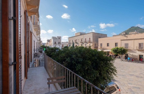 Favignana Apartment | FAVIGNANA Deluxe Room with Balcony on the Square