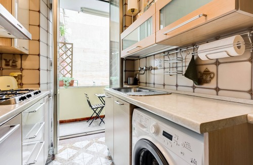 Testaccio Apartment | FREE WIFI Comfortable apartment overlooking the Anfore Fountain.