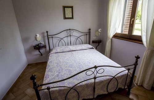 Crocemaroggia House | Glicine Apartment in Farmhouse with garden and swimming pool