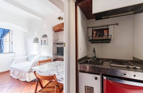 Nervi House | GuestHost - A practical 20 square meters studio apartment, perfect for two people, located on the ground floor of a building with a private entrance.The property is located in the Nervi neighborhood, just 400 meters from Caprafico beach, making it easy f