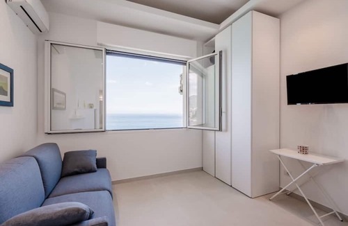 Spisone Apartment | GuestHost - Cozy 20 sqm studio flat with sea view, perfect for two people, located on the ground floor of a building. The property is located in the Spisone area (Taormina), a few steps from the beach, and only 5 minutes (by car or public transport) from