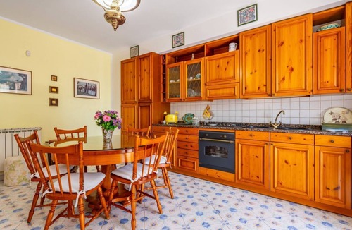 Fondachello Apartment | GuestHost - Cozy 55 sqm apartment in Mascali, ideal for 4 people. Equipped with air conditioning, and 2 balconies, the apartment offers comfort and convenience. Located just 1 minute walk from the beach, with a road next to the building providing direct