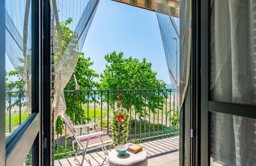 Fondachello Apartment | GuestHost - Cozy 55 sqm apartment in Mascali, ideal for 4 people. Equipped with air conditioning, and 2 balconies, the apartment offers comfort and convenience. Located just 1 minute walk from the beach, with a road next to the building providing direct