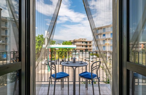 Fondachello Apartment | GuestHost - Cozy 55 sqm apartment in Mascali, ideal for 4 people. Equipped with air conditioning, and 2 balconies, the apartment offers comfort and convenience. Located just 1 minute walk from the beach, with a road next to the building providing direct