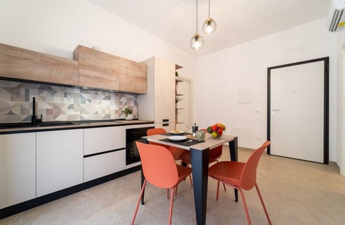 Acradina Apartment | GuestHost - Modern 58 sqm apartment with fine finishes, for 3 people, located on the second floor of an elegant building with lift (some steps to access it). The property is located in the center of Syracuse, in one of the commercial districts, a few ste