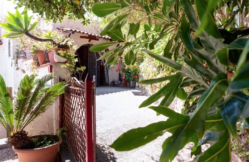 Spisone Apartment | GuestHost - Sea view apartment of about 90 sqm, able to accommodate up to 4 people, located on the ground floor of a building.The property is located in Taormina, in a unique panoramic position, suspended above a rock and with the beach right in front of