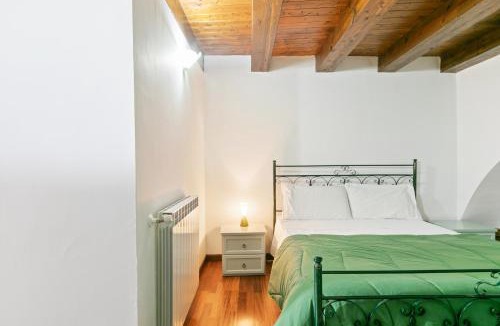 Centro Storico Apartment | GuestHost - Vittorio Emanuele & Via Roma Colorful Apartment
