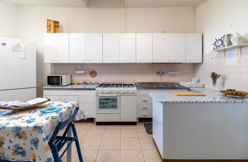 Portopalo di Capo Passero Apartment | Holiday Home 'Loft Le Palme' with Private Terrace, Wi-Fi and Air Conditioning