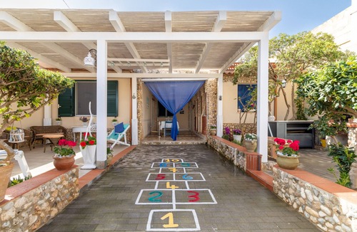 Portopalo di Capo Passero Apartment | Holiday Home 'Loft Le Palme' with Private Terrace, Wi-Fi and Air Conditioning