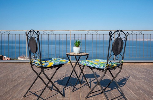 Monte Chiaro Apartment | Holiday Home 'Camera Limone Con Vista Mare' with Sea View, Wi-Fi and Air Conditioning