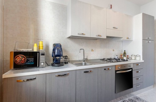 Contessa Entellina Apartment | Holiday Apartment "Contessa Vacanze Byron" with Mountain View, 2 Balconies and Wi-Fi