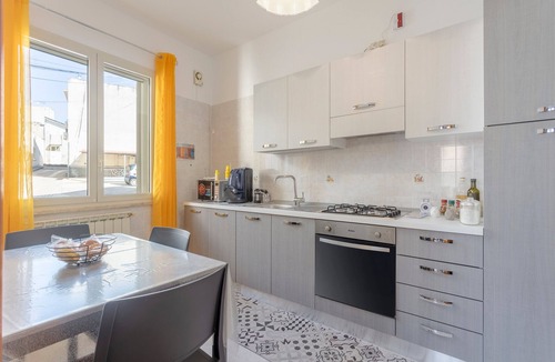 Contessa Entellina Apartment | Holiday Apartment "Contessa Vacanze Byron" with Mountain View, 2 Balconies and Wi-Fi