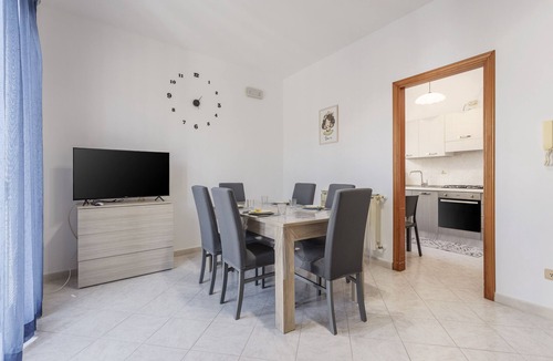 Contessa Entellina Apartment | Holiday Apartment "Contessa Vacanze Byron" with Mountain View, 2 Balconies and Wi-Fi