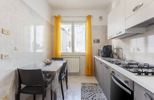 Contessa Entellina Apartment | Holiday Apartment "Contessa Vacanze Byron" with Mountain View, 2 Balconies and Wi-Fi