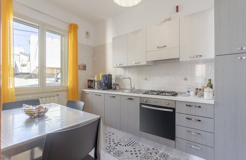 Contessa Entellina Apartment | Holiday Apartment "Contessa Vacanze Byron" with Mountain View, 2 Balconies and Wi-Fi