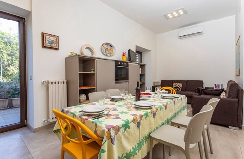 Picanello-Ognina-Barriera-Canalicchio Apartment | Holiday Apartment 'A Casa Nostra' with Terrace, Shared Garden and Wi-Fi