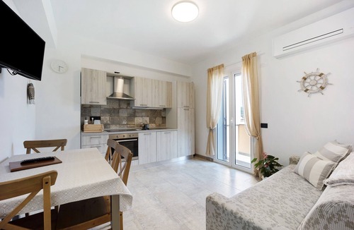 Andora Apartment | Holiday Apartment "Antichi Ricordi - Il Sole" with Balcony, Shared Pool & Wi-Fi