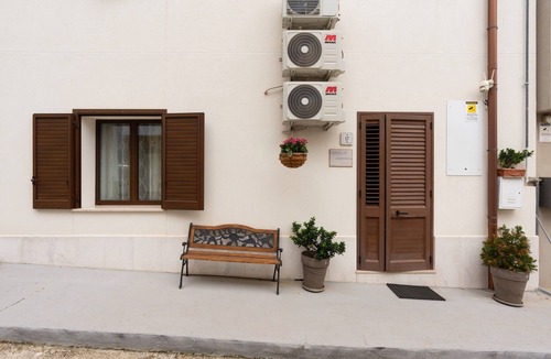 Santa Ninfa Apartment | Holiday Apartment "Civico 17" with Wi-Fi and A/C