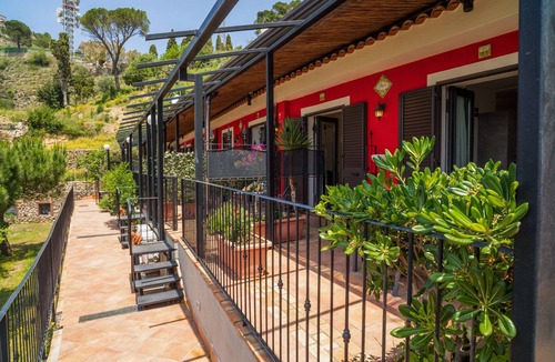 Castelmola Apartment | Holiday Apartment 'Garden Cottage I Dammusi - Limoni' with Mountain View, Shared Pool & Wi-Fi