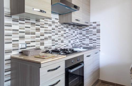 Cava dʼAliga Apartment | Holiday Apartment "Samuel Beach Con Veranda" with Private Terrace & Wi-Fi