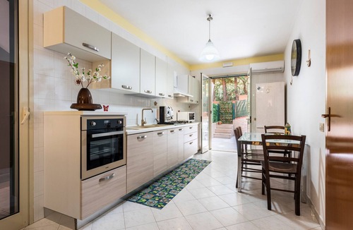 Cefalu Apartment | Holiday Apartment 'Paradiso Marino' with Terrace, Garden and Wi-Fi