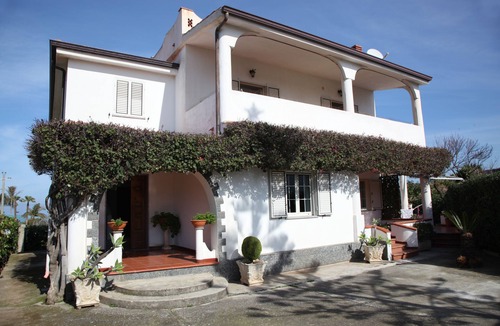 San Nicolo Apartment | Holiday home in the middle of the greenery.