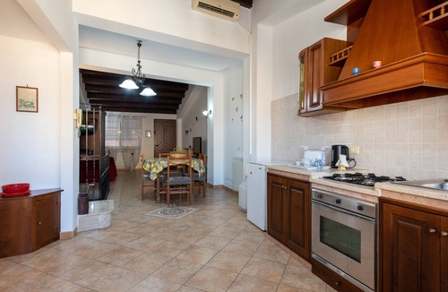 Trabia House | Holiday Home 'A Casa Di Manu' with Sea View, Terrace & Balcony