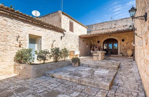 Ragusa House | Holiday Home 'Al Casale' with Sea View, Wi-Fi and Air Conditioning