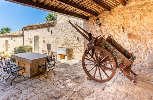 Ragusa House | Holiday Home 'Al Casale' with Sea View, Wi-Fi and Air Conditioning