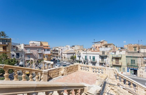 Ficarazzi House | Holiday Home 'Al Castello' with Private Terrace, Wi-Fi and Air Conditioning