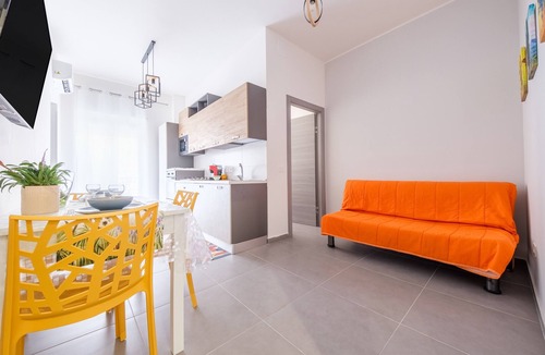 Fondachello House | Holiday Home 'Alba's Home - Van Gogh' with Balcony, Wi-Fi and Air Conditioning