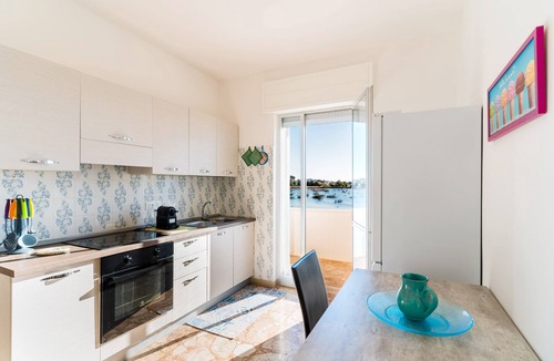 Scala di Furno House | Holiday Home 'Blu' with Private Terrace, Wi-Fi and Air Conditioning