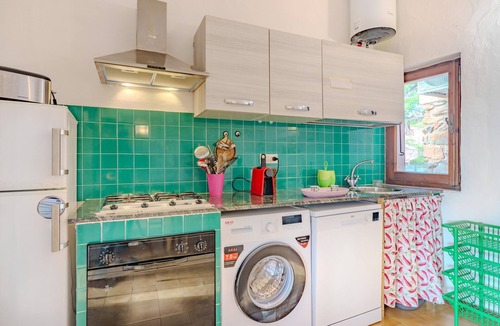 Baia Caddinas House | Holiday Home 'Burricheddu 1' with Private Terrace, Wi-Fi and Air Conditioning
