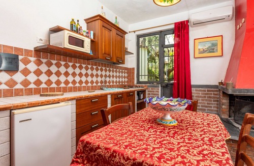 Piedimonte Etneo Apartment | Holiday Home 'Cantina' with Sea View, Wi-Fi and Air Conditioning