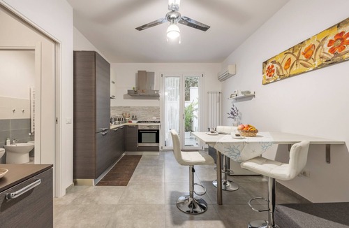 Terrasini Apartment | Holiday Home 'Calarossa Tourist House Di Ale & Anny' with Sea View, Wi-Fi, and Air Conditioning