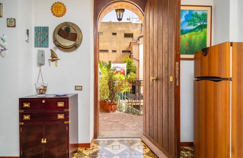 Taormina Apartment | Holiday Home 'Casa Florio' with Shared Terrace, Wi-Fi and Air Conditioning