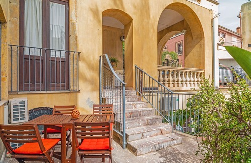 Taormina Apartment | Holiday Home 'Casa Florio' with Shared Terrace, Wi-Fi and Air Conditioning