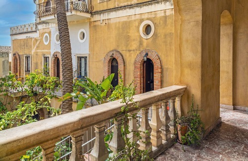 Taormina Apartment | Holiday Home 'Casa Florio' with Shared Terrace, Wi-Fi and Air Conditioning