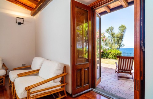 Santa Tecla House | Holiday Home 'Casa Gina' with Sea View, Wi-Fi and Air Conditioning
