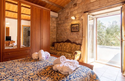 Campanella-Gianforma House | Holiday Home 'Casa Il Carrubbo' with Garden, Terrace & Wi-Fi