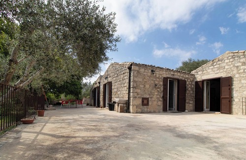 Campanella-Gianforma House | Holiday Home 'Casa Il Carrubbo' with Garden, Terrace & Wi-Fi