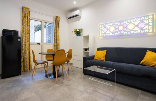Palermo House | Holiday Home 'Casanica2' with Shared Terrace & Wi-Fi