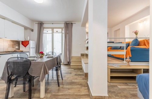Terrasini House | Holiday Home 'Casavacanzefranca - 12' with Balcony, Wi-Fi and Air Conditioning