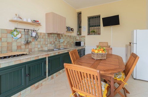 Avola House | Holiday Home 'Ciumara West' with Private Terrace, Wi-Fi and Air Conditioning